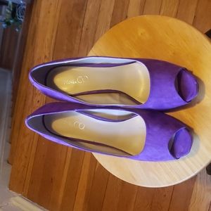 Open-toe women's grape-purple pumps.